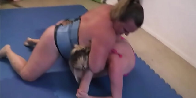 bbw,bodybuilder,fighting,real,wrestling