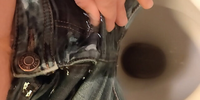 jeans,pissing,toilet