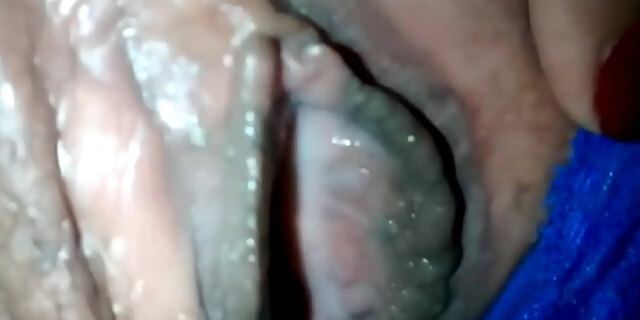 close up,dirty,pissing